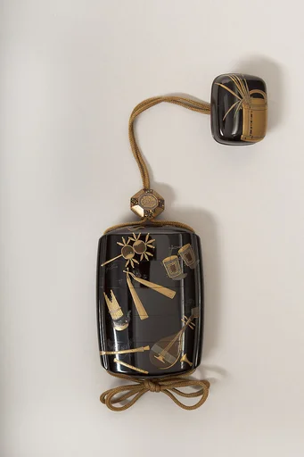 能楽楽器小道具花蒔絵印籠|Inrō with Scattered Musical Instruments, Theatrical Implements, and Flowers