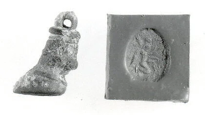 Stamp seal (hoof with loop handle) with divine being