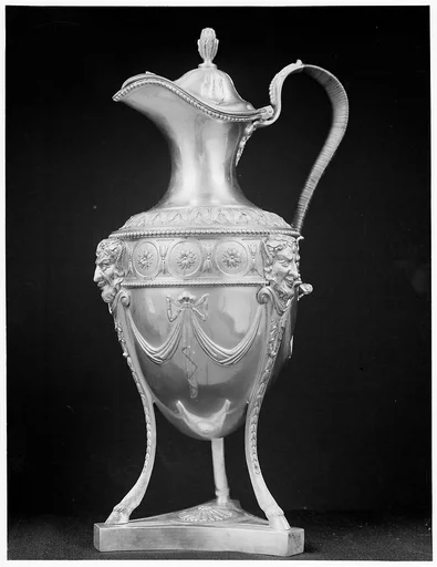 Chocolate pot with cover