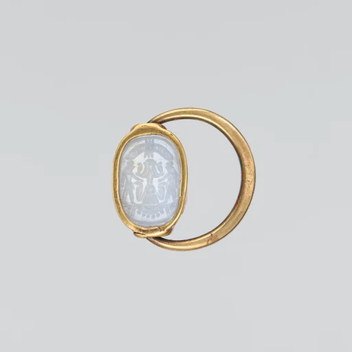 Gold ring with chalcedony scaraboid