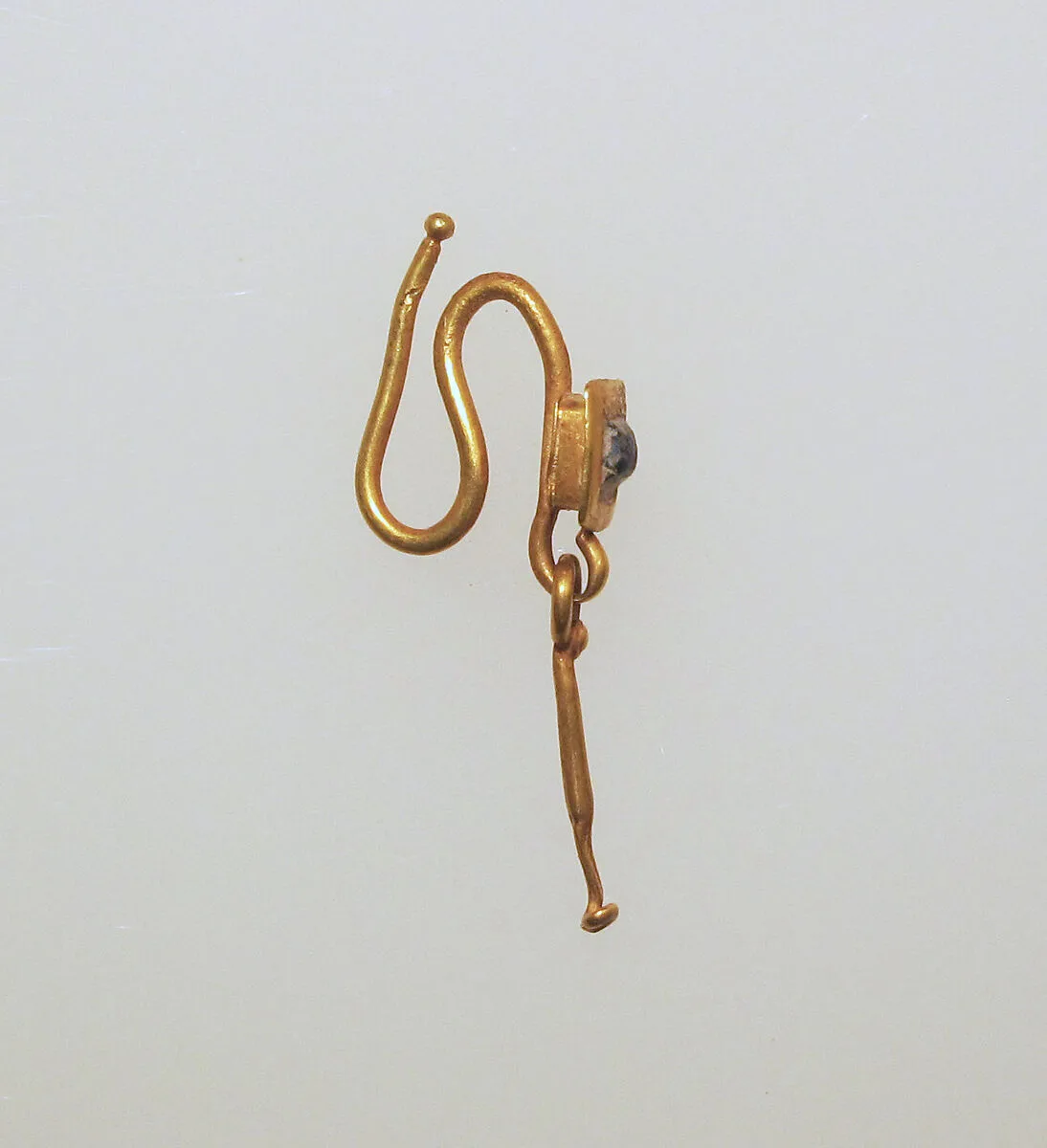 Gold earring with pendant and paste setting — Unknown