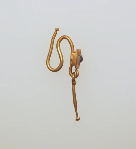 Gold earring with pendant and paste setting