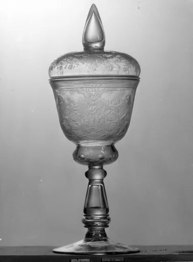 Standing cup with cover