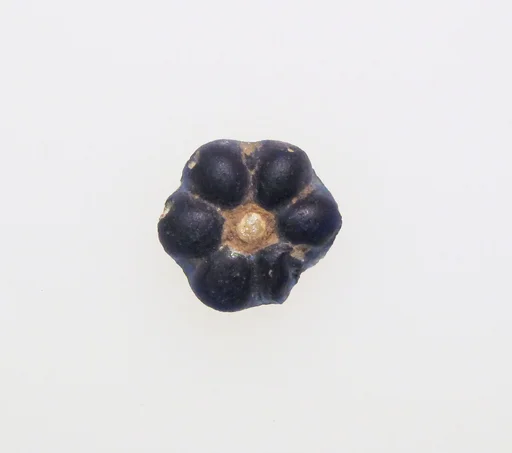 Glass bead in the form of a rosette