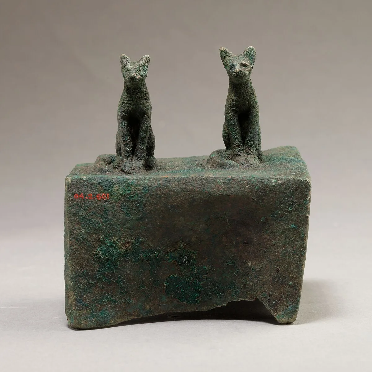 Two cats surmounting a box for an animal mummy — Unknown