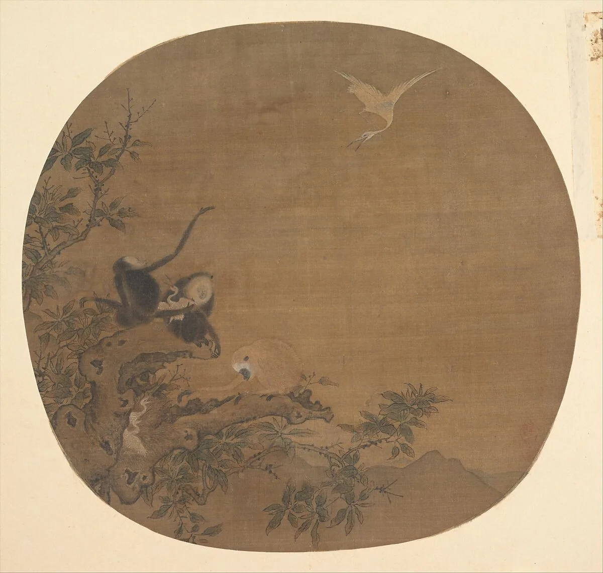南宋? 佚名 舊傳易元吉 三猿得鷺圖 團 扇頁|Gibbons Raiding an Egret's Nest — Yi Yuanji|Unidentified artist