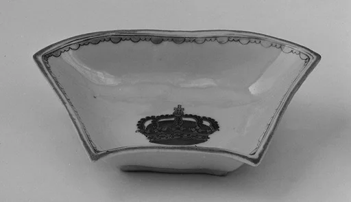 Segmental dish (part of a service)