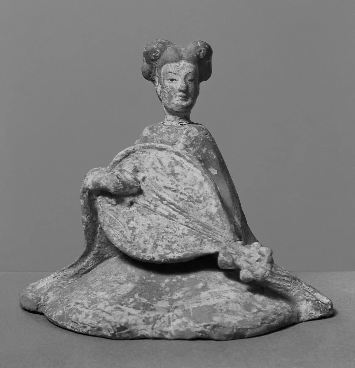 隋 彩繪陶持琵琶伎樂女俑|Female musician with lute — Unknown