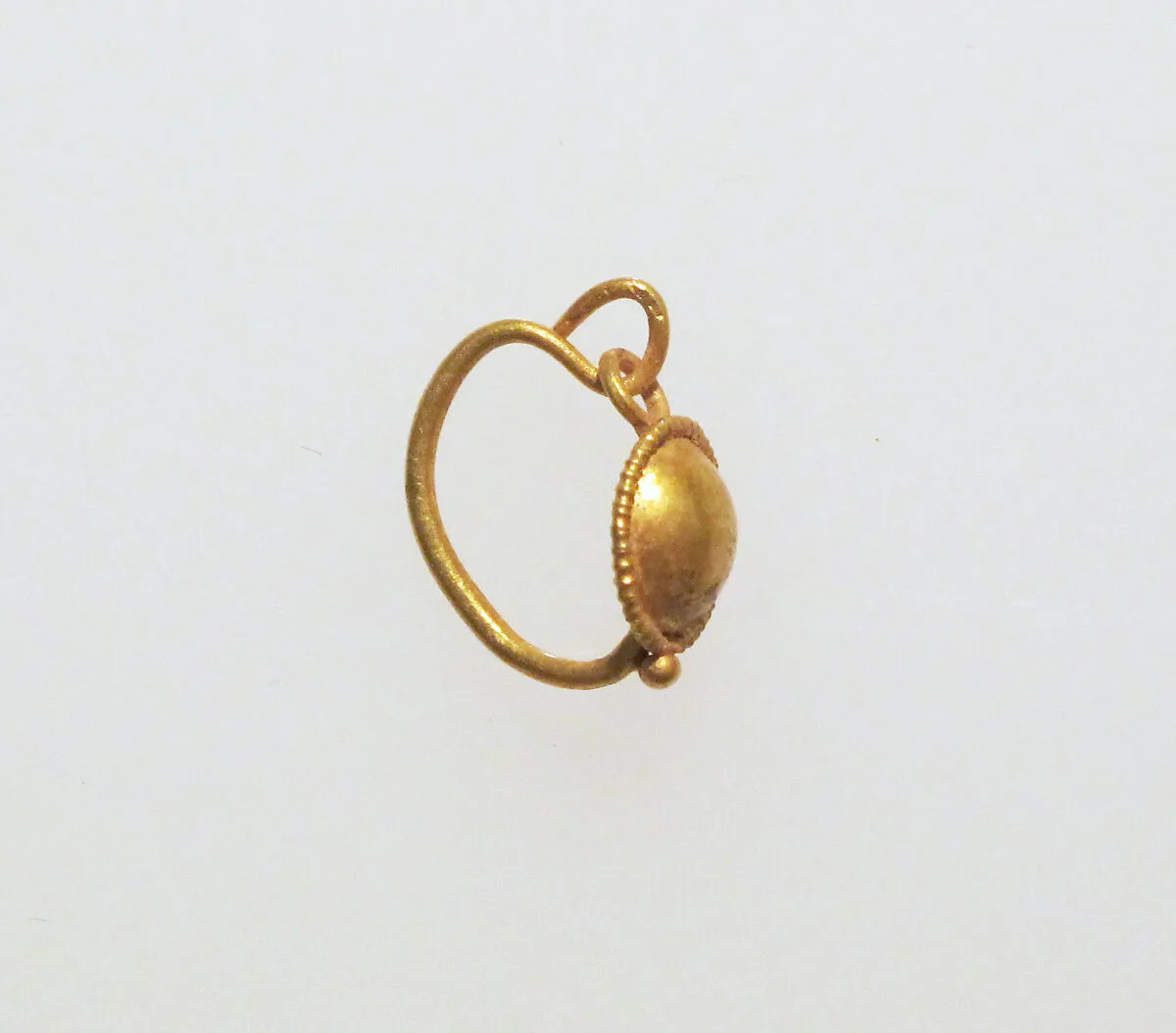 Earring with plain loop and disc — Unknown