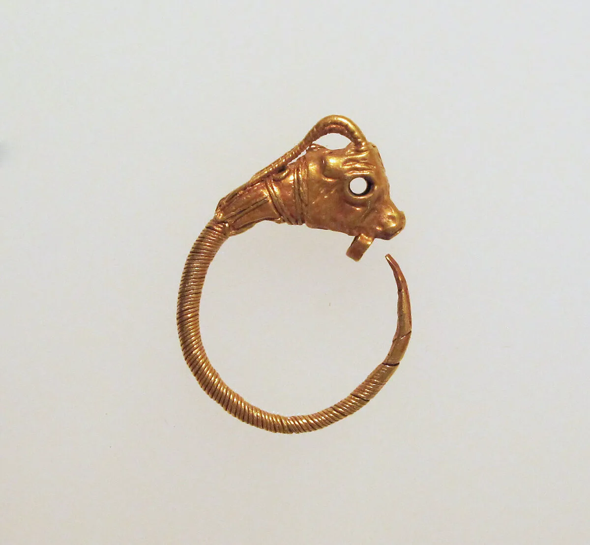 Gold earring with head of a goat — Unknown