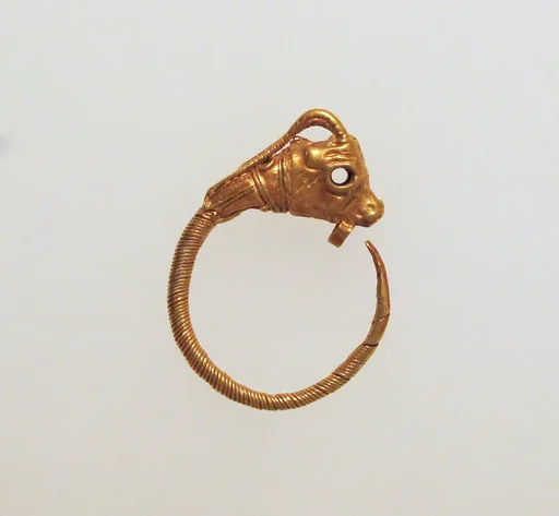 Gold earring with head of a goat