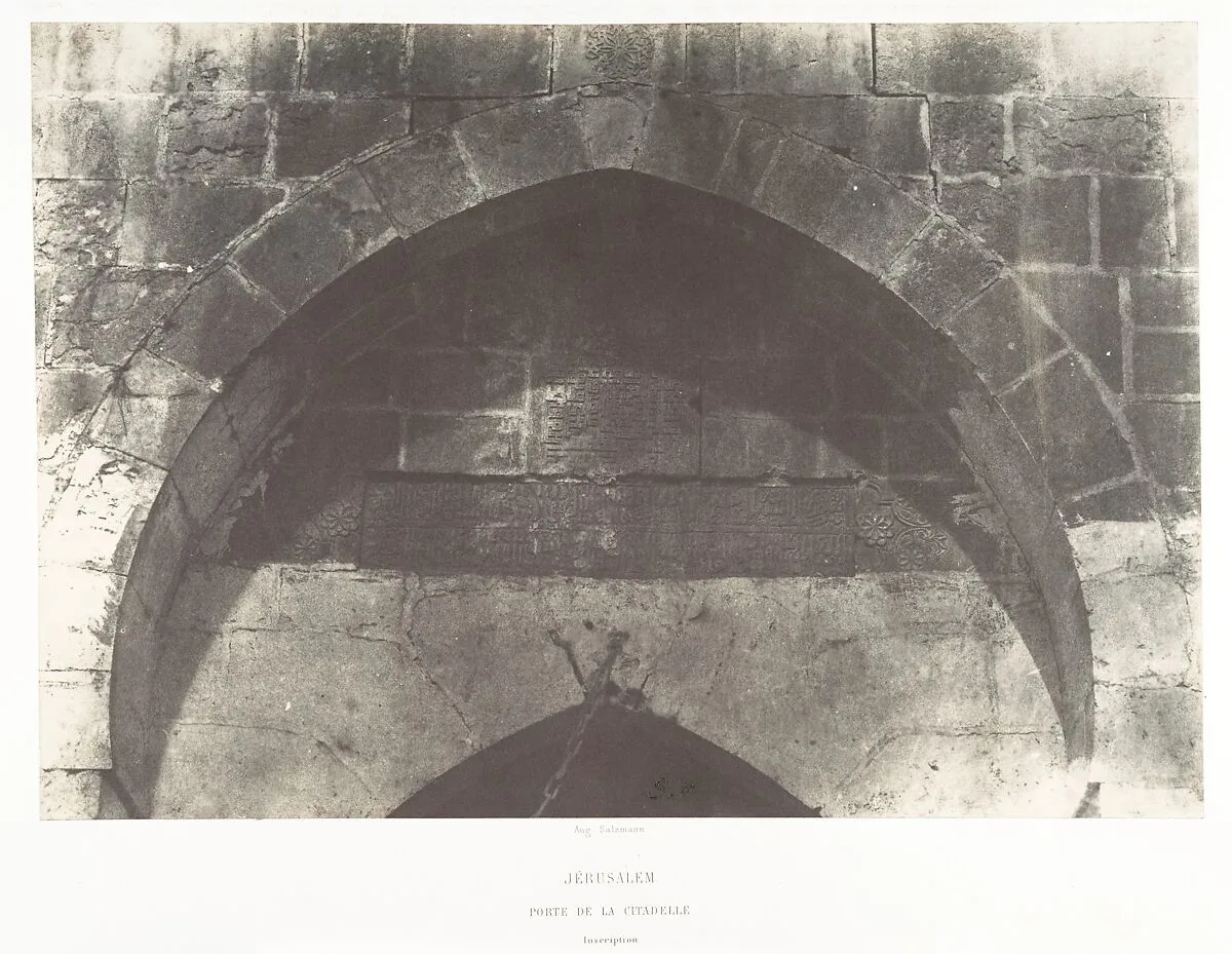 Jérusalem, Porte de la citadelle, Inscription — Auguste Salzmann|Imprimerie photographique de Blanquart-Évrard, à Lille