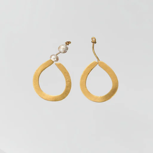 Gold and pearl earring (one of a pair)