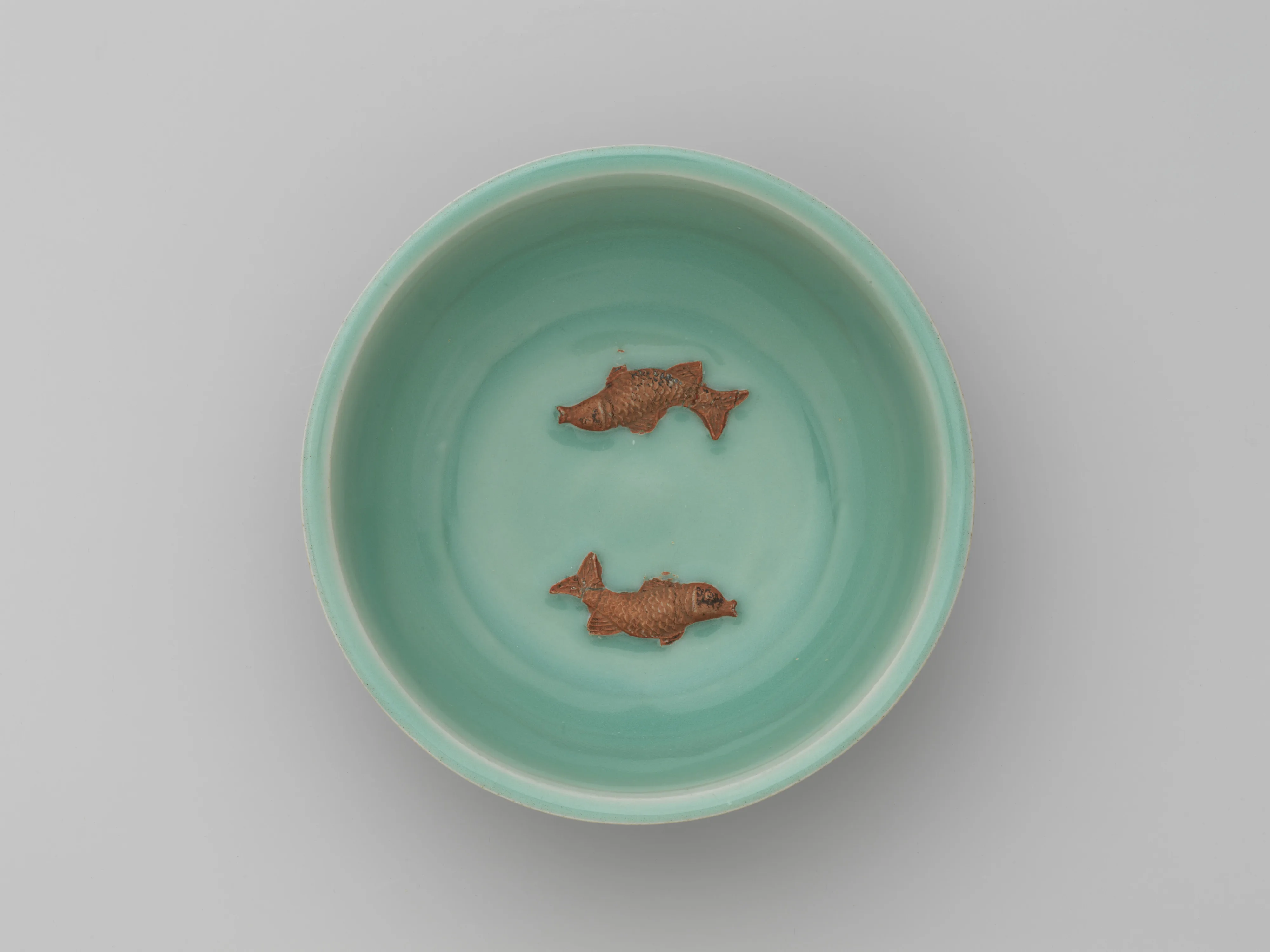 元 龍泉窯青瓷露胎貼花雙魚洗|Dish with relief decoration of fish — Unknown