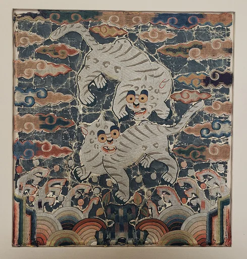 자수 쌍호표 무늬 흉배	조선|刺繡雙虎豹文胸背	朝鮮|Rank badge with a pair of tiger-leopards