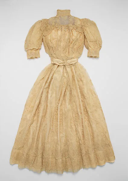 Wedding dress — Unknown