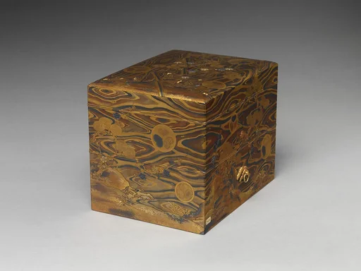 木目地松竹梅葵紋蒔絵眉作箱|Cosmetic Box (mayudzukuri-bako) with Pine, Bamboo, Plum, and Tokugawa Family Crest on Wood-Grain Ground