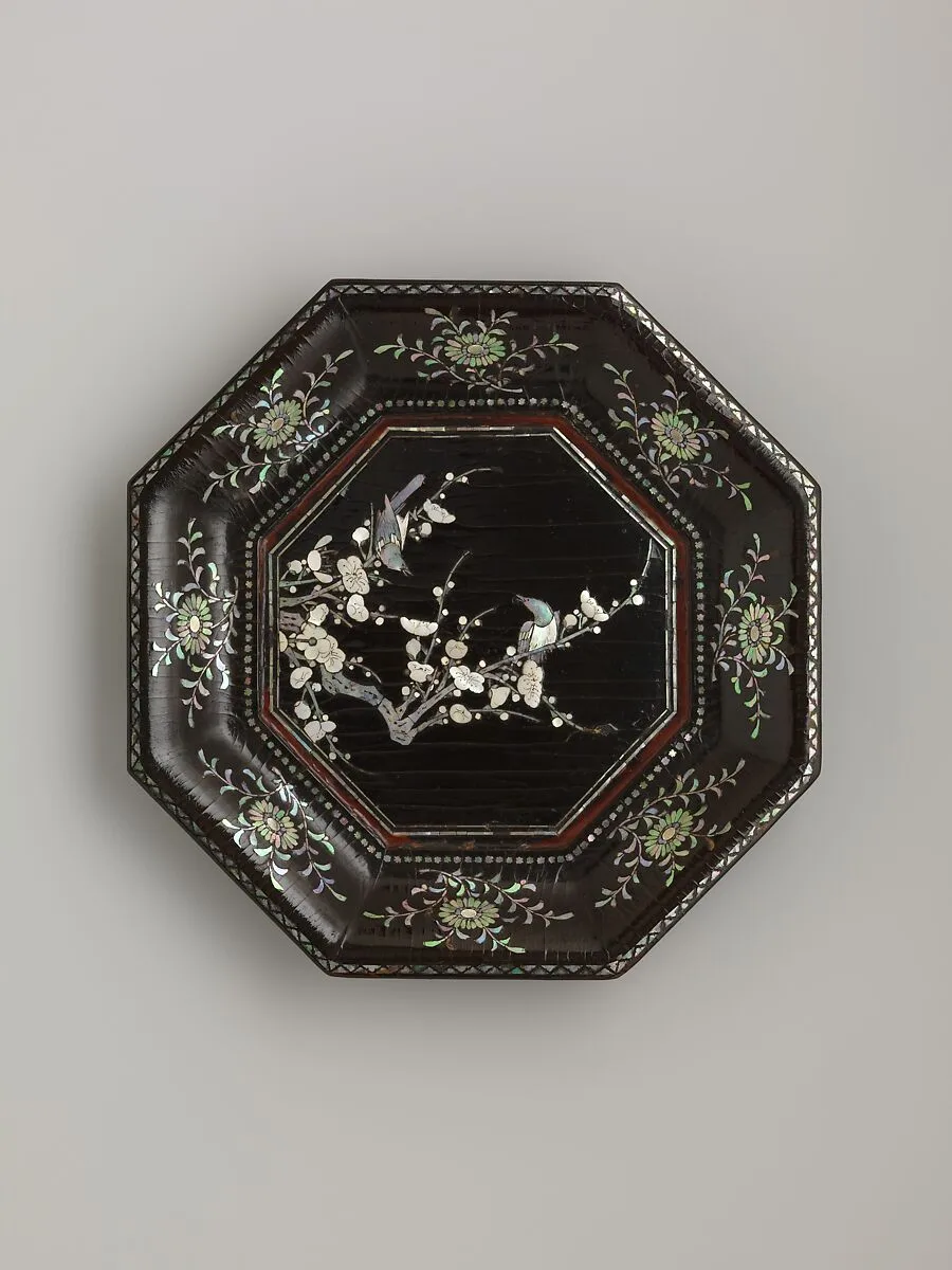 元 黑漆嵌螺鈿梅鵲紋八方盤|Dish with Flowering Plum and Birds — Unknown