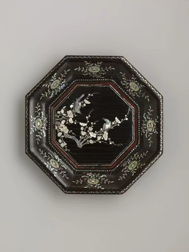 元 黑漆嵌螺鈿梅鵲紋八方盤|Dish with Flowering Plum and Birds