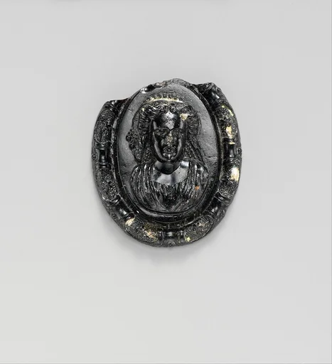 Glass medallion with the bust of a woman or goddess
