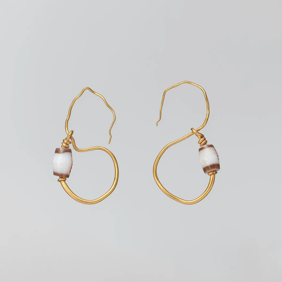 Gold and banded agate earring — Unknown