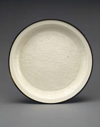 金 定窯白瓷印花雙鹿紋盤|Plate with two deer amid flowers