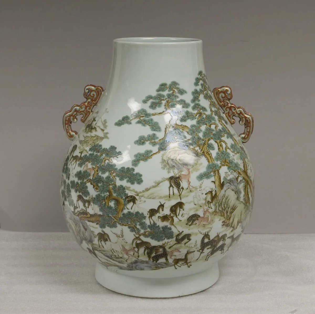 清乾隆 景德鎮窯百鹿瓶|Vase with "One Hundred Deer" Motif — Unknown
