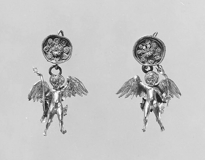 Pair of gold earrings with Erotes — Unknown