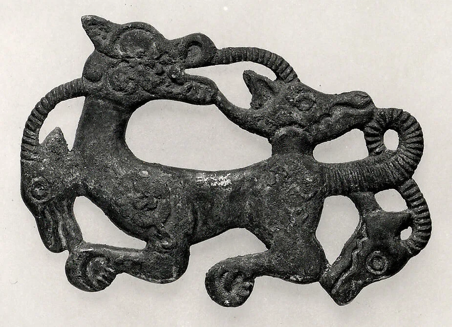 鎏金羊虎紋青銅飾牌|Plaque with Tiger and Antelope Heads — Unknown
