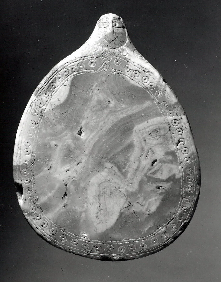 Palette with a sculpted female head and incised decoration — Unknown
