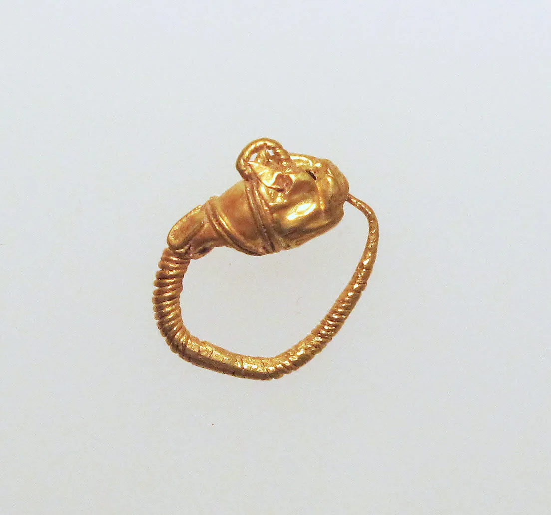 Gold earring with head of a lion — Unknown