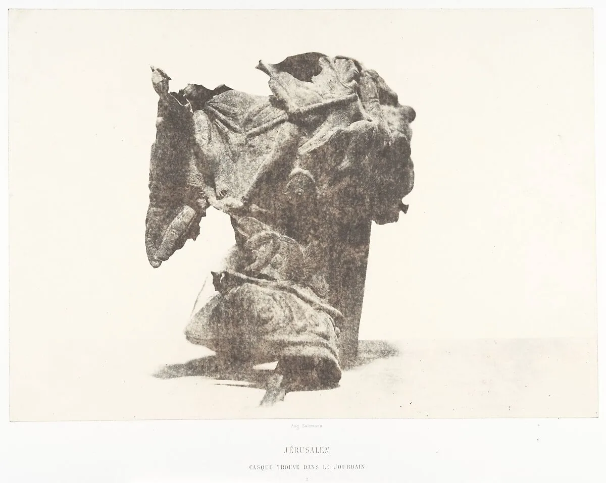 Jérusalem, Casque trouvé dans le Jourdain, 2 — Auguste Salzmann|Imprimerie photographique de Blanquart-Évrard, à Lille