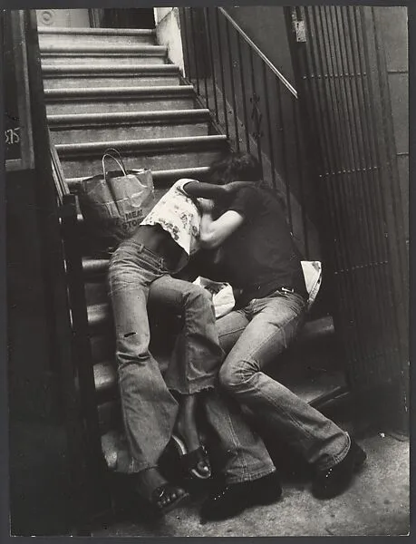 [Street Scene: Couple Kissing on Building Steps, New York City — Leon Levinstein