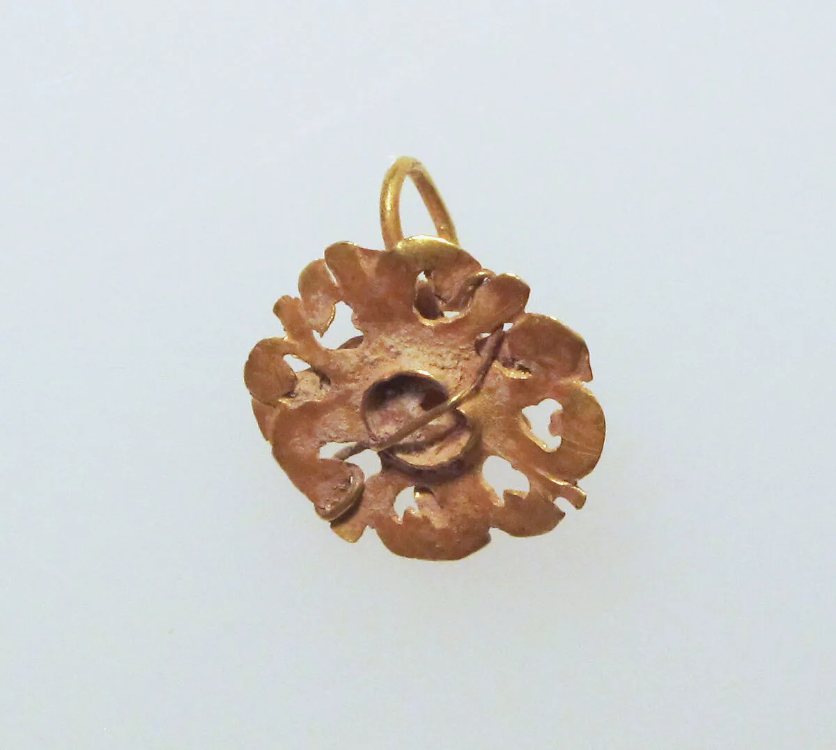 Gold earring with rosette disk — Unknown
