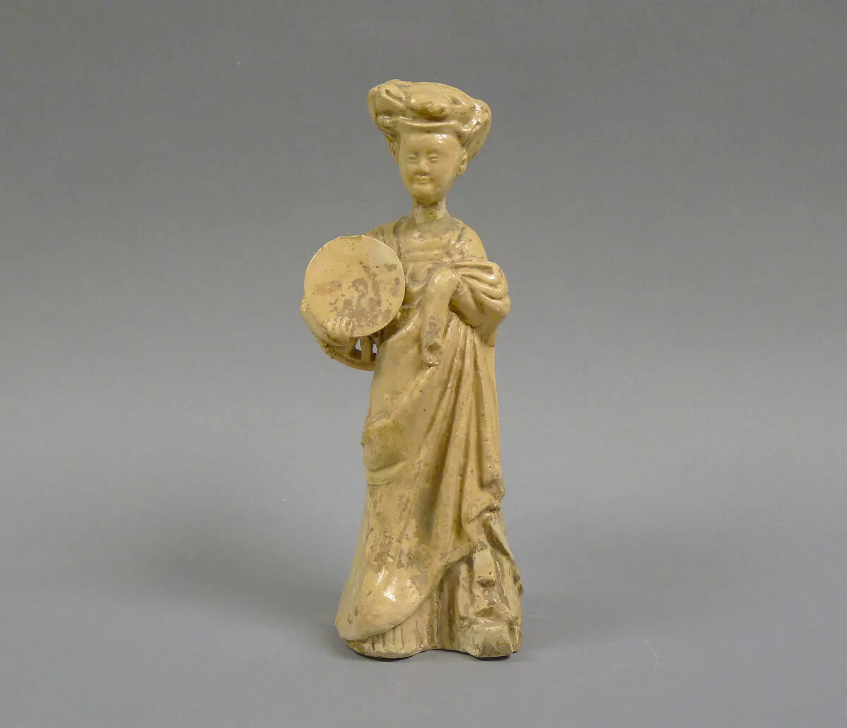 隋 青釉加彩陶抱筌蹄女俑|Female attendant carrying a stool — Unknown