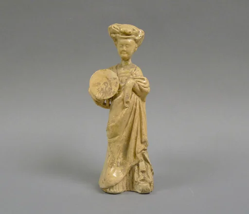 隋 青釉加彩陶抱筌蹄女俑|Female attendant carrying a stool