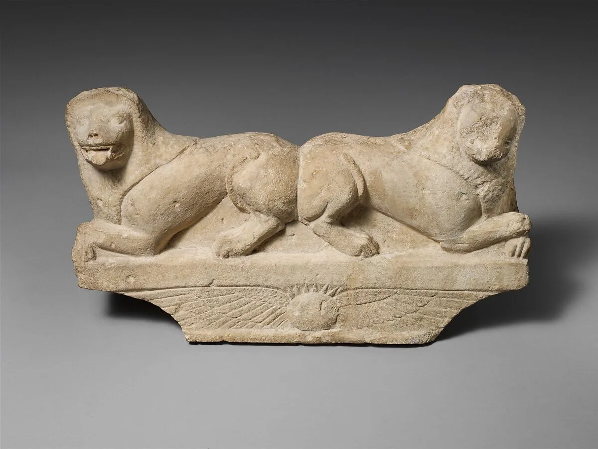 Limestone finial of a funerary stele with two recumbent lions — Unknown