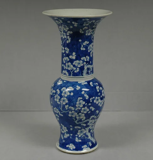 清康熙 景德鎮窯青花冰梅紋瓶|Vase decorated with blossoming plum