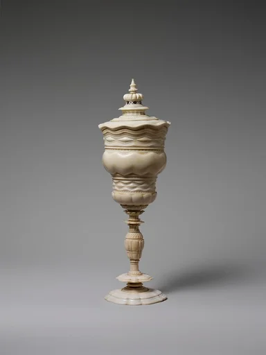 Standing cup with cover