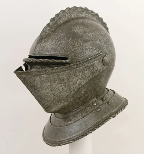 Close Helmet for the Field