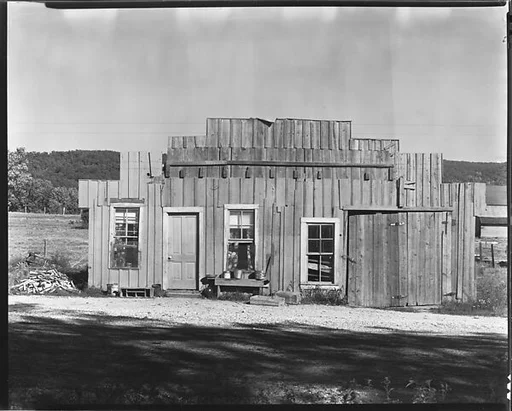[Wooden Farm Building, Tennessee]