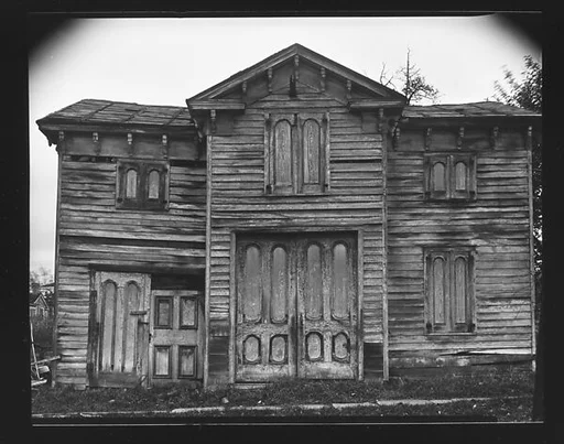 [Dilapidated Italianate Revival Farmhouse]
