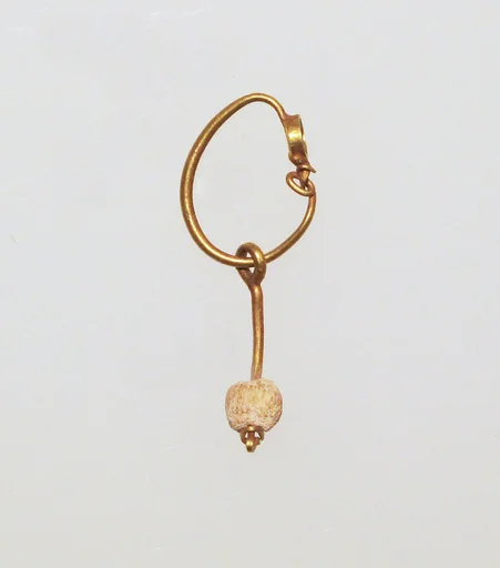 Gold earring with pearl pendant