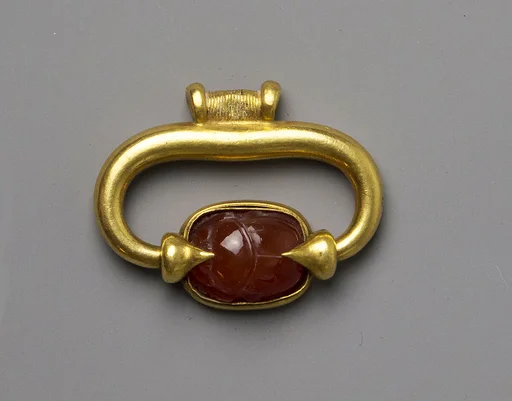 Gold pendant ring with carnelian scaraboid