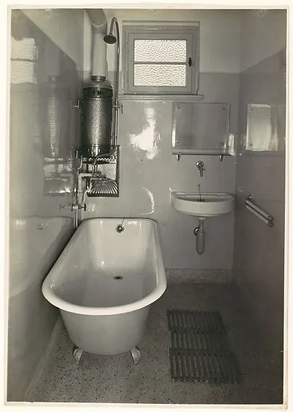 Bad im Reihenhaus einer Kölner Siedlungsgesellschaft — Werner Mantz
