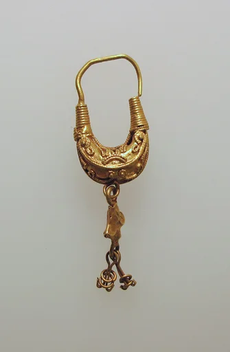 Earring with lotus and filigree