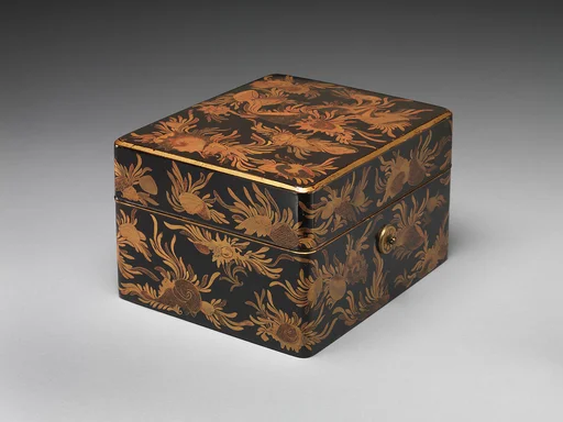 岸蒔絵手箱|Box for Personal Accessories (Tebako) with Shells and Seaweed Design