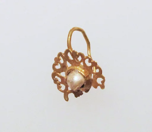 Gold earring with pelta disc and pearl setting