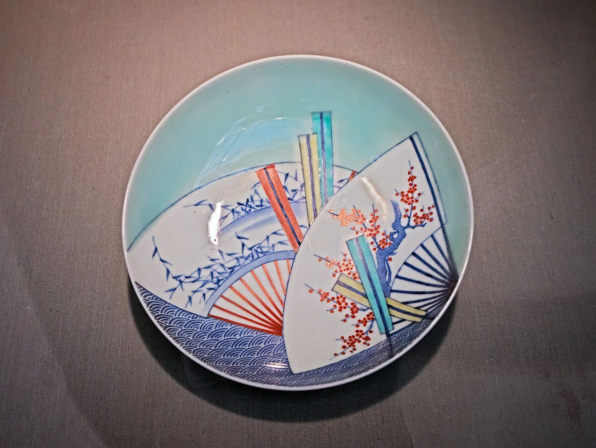 色絵笹梅扇面流し文皿|Dish with Floating Fans with Bamboo Grass (Sasa) and Plum Motifs — Unknown