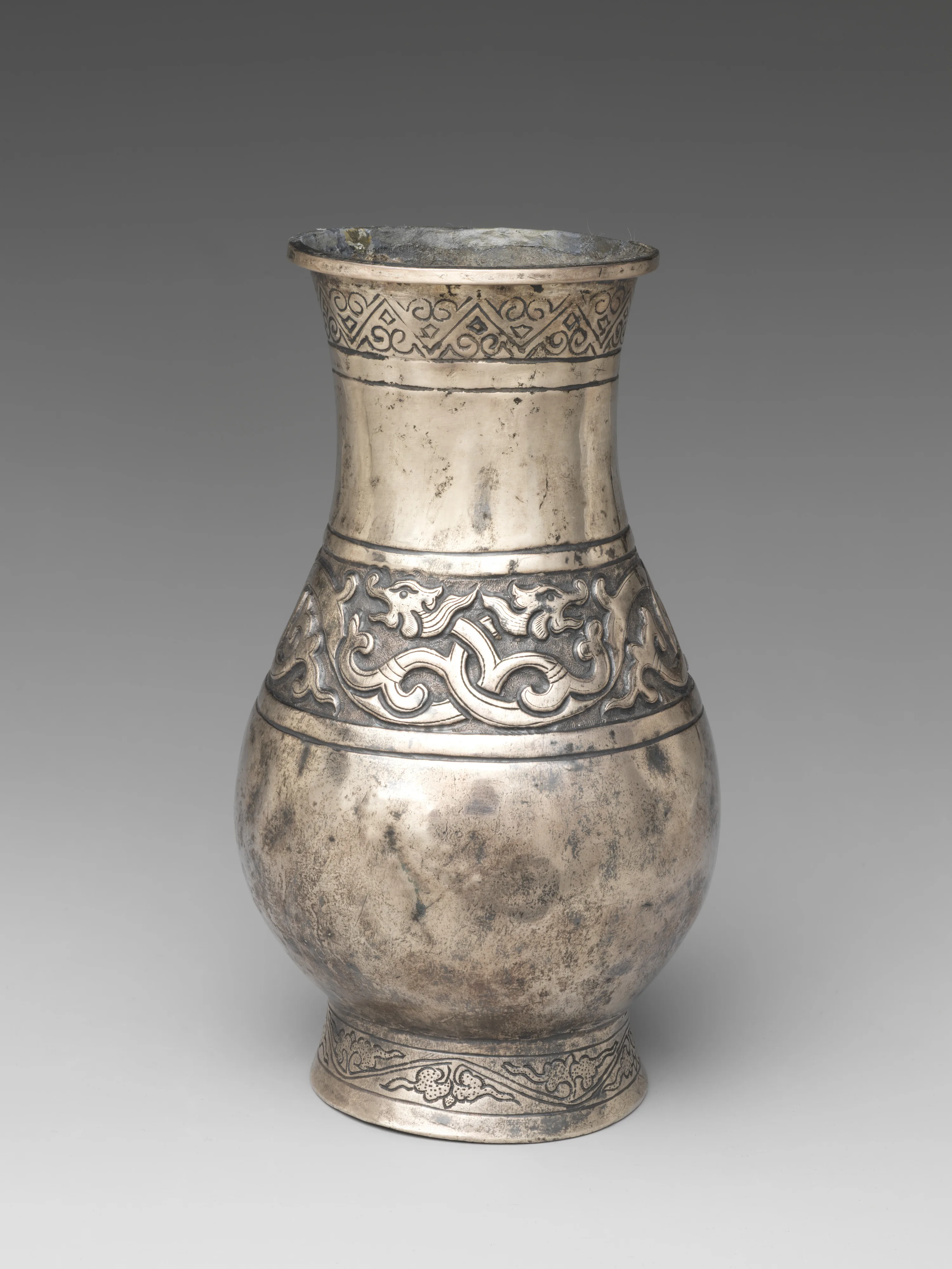 南宋 螭龍紋銀瓶|Vessel with dragon frieze — Unknown